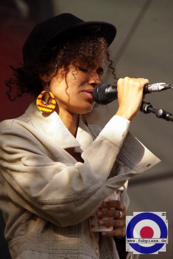 Nneka (NGR) 27. Summer Jam Festival - Fuehlinger See, Koeln - Green Stage 07. Juli 2012 (4).JPG